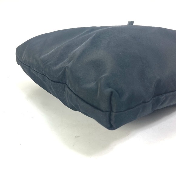 Prada Plate Triangle Diagonal Hanging Bag Black - Picture 4 of 9